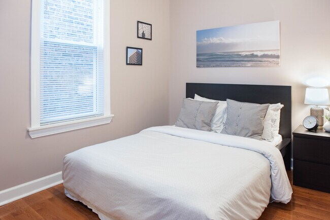 Foto del edificio - 2213 W Addison St