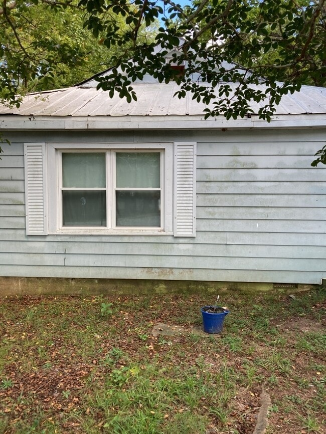 Building Photo - 3 Bedroom 1 Bathroom