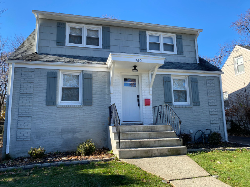 Primary Photo - 910 Oak St