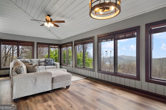 Foto del edificio - 1545 Petit Ridge Dr