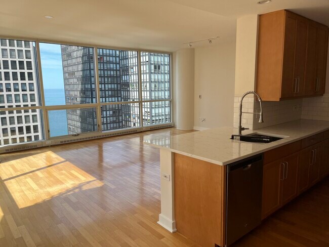 Foto del edificio - 250 E PEARSON St