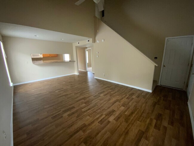 Building Photo - 3 Bedroom 2 Bathroom Duplex