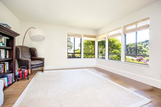 Building Photo - Completely remodeled Sun Valley home