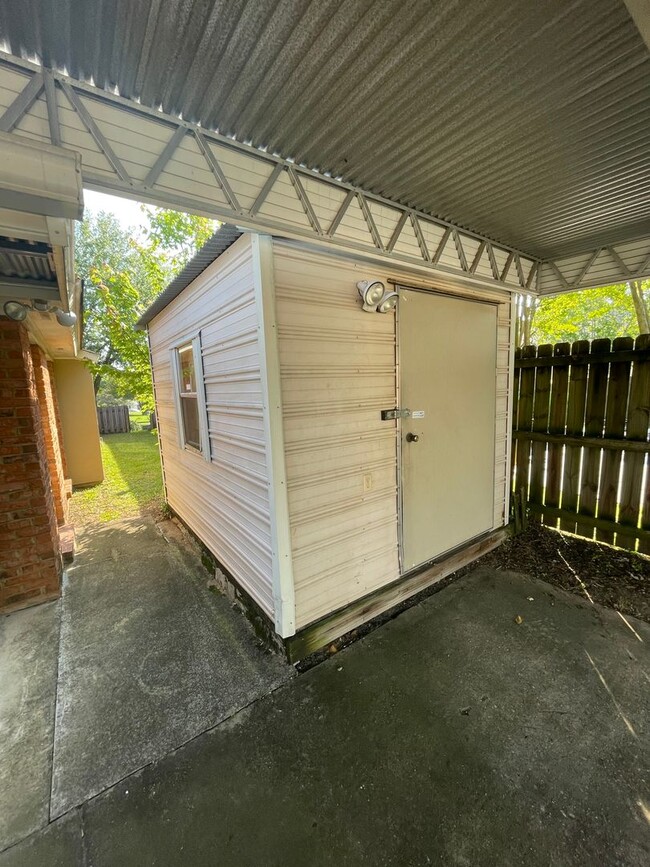 Building Photo - ** 3 Bed 2 Bath patio home located off Woo...