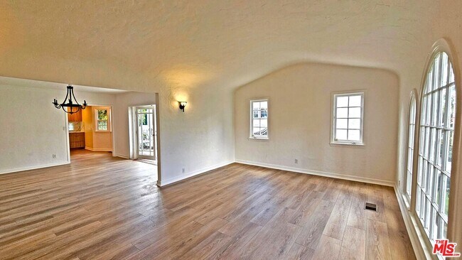 Foto del edificio - 132 S La Peer Dr