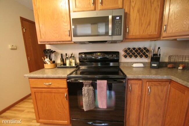 Building Photo - 2572 Hawk Ridge Ct SE