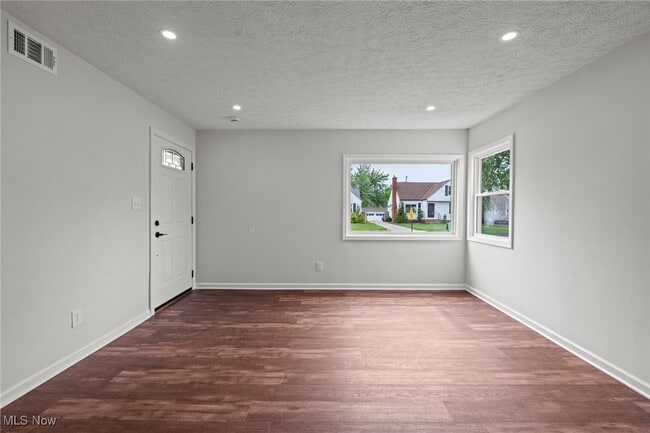 Building Photo - 1539 Longwood Rd
