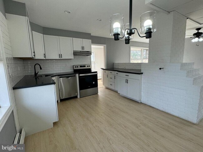 Building Photo - 133 Dogwood Dr