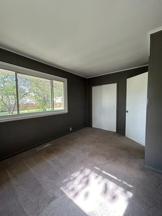 Building Photo - 3 Bedroom w/ A Bonus Room