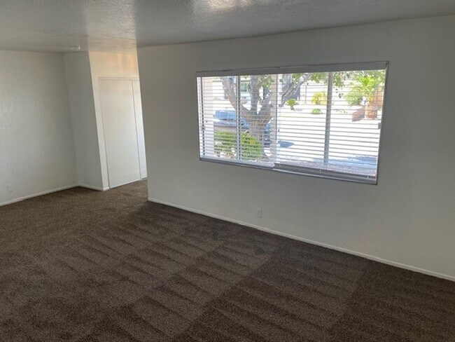 Building Photo - 5129 Sugarfoot Ave ! 3 Bed / 2 Bath !