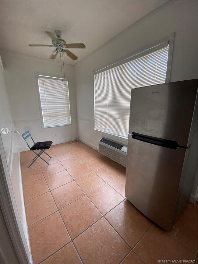 Building Photo - 3700 Collins Ave