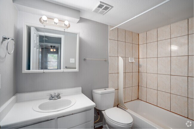 2 habitaciones, 2 baños - 910 pies cuadrados - Baño - Highland Square Apartments