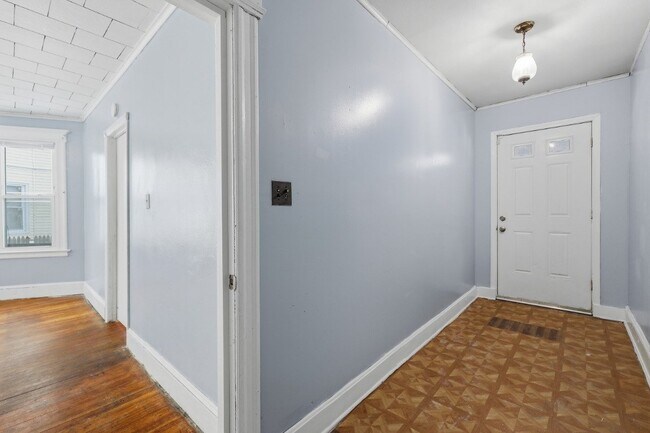 Foto del edificio - 64-64 Rowe Ave
