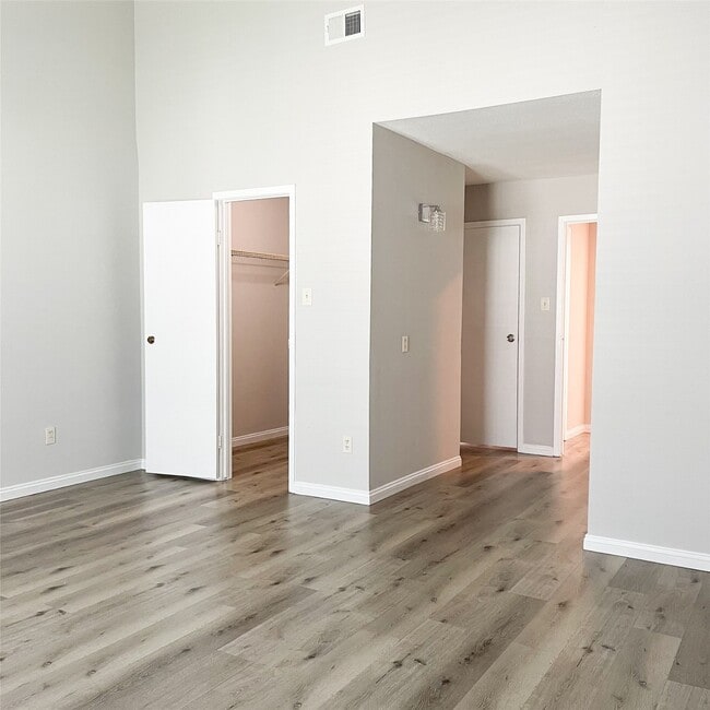 Building Photo - 8718 Victorian Village Dr