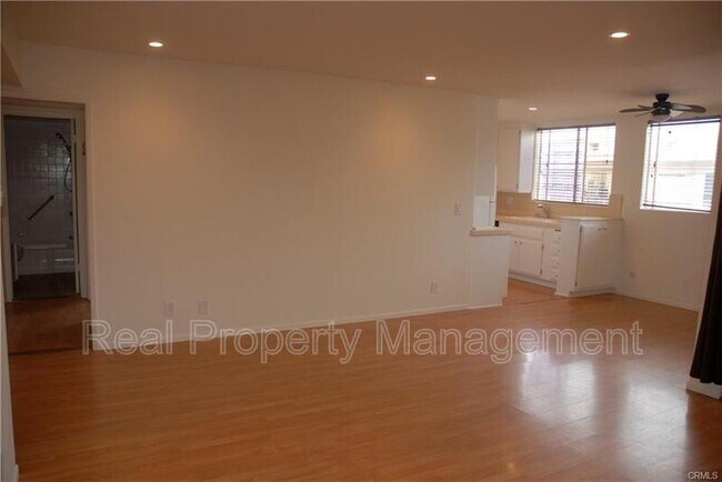 Foto del edificio - 5429 Newcastle Ave