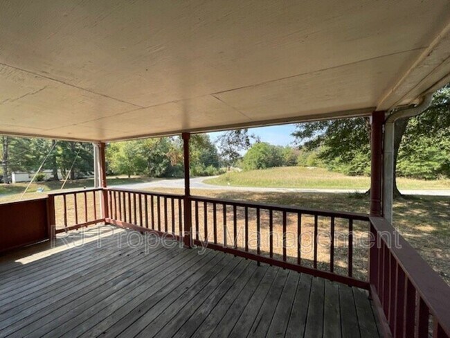 Building Photo - 2540 Jenkins Dr
