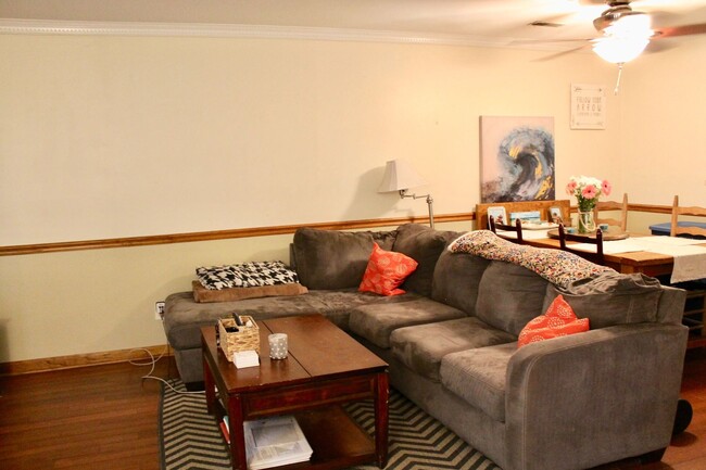 Building Photo - 2BR/2.5BA Townhouse in Great Neck!