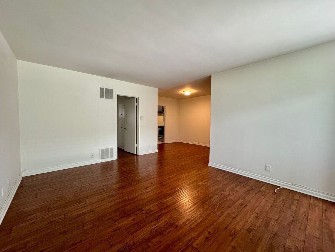 Foto principal - Updated Lower apartment with Hardwood Floo...