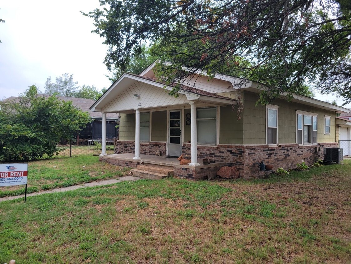 Primary Photo - 1000 W Woodson St