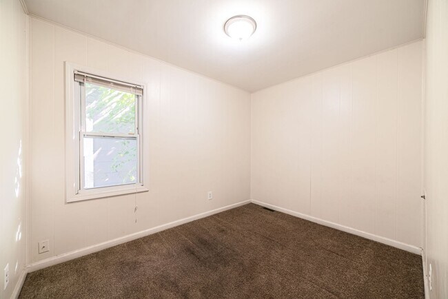 Building Photo - 4 bedroom - 1 bath - Redford - $1,495