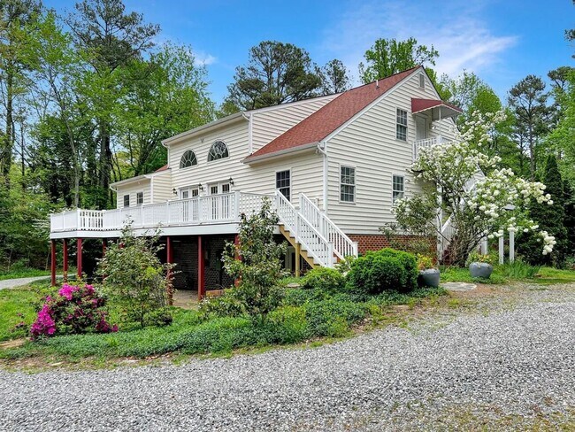 Building Photo - Secluded Near West End 5 bedroom