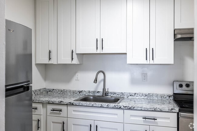 CORNER 2 BR, 1 BA - 775SF - Palm Court Apartments