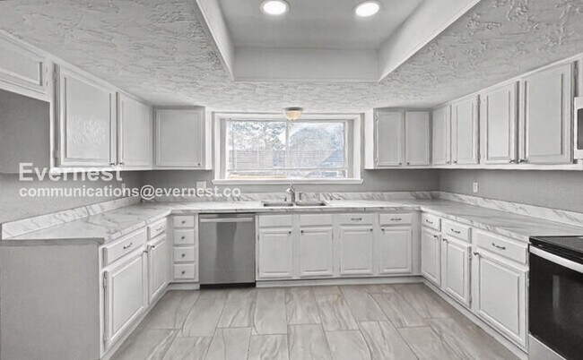 Building Photo - 3 Bed, 2 Bath Home with Fenced Yard & Garage / Pet-Friendly / Available Now!