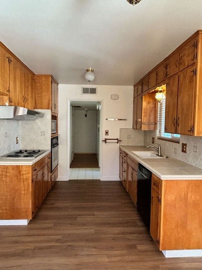 Building Photo - 749 E Wrenwood Ln