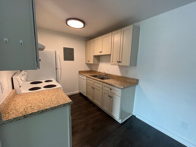 Building Photo - Charming One-Bedroom Condo with Southern E...