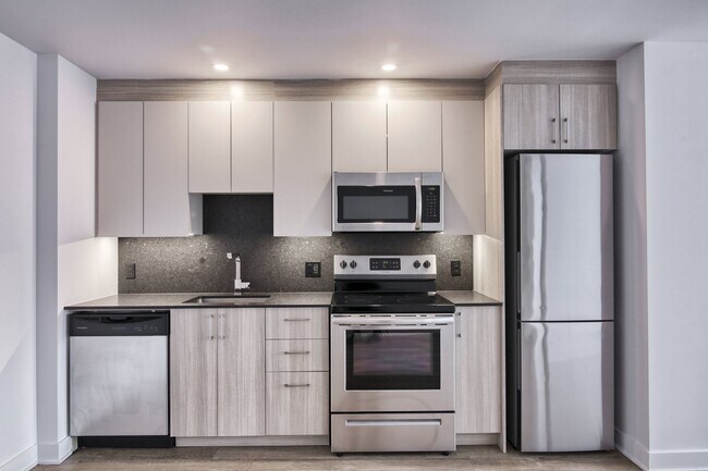 Building Photo - 30 Saint-Joseph Est