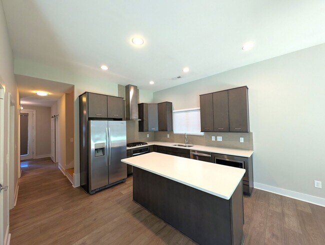Foto del edificio - Stunning Contemporary 2 story, 4 bedroom, 3 full bath home is Located in the Merry Oaks Community!