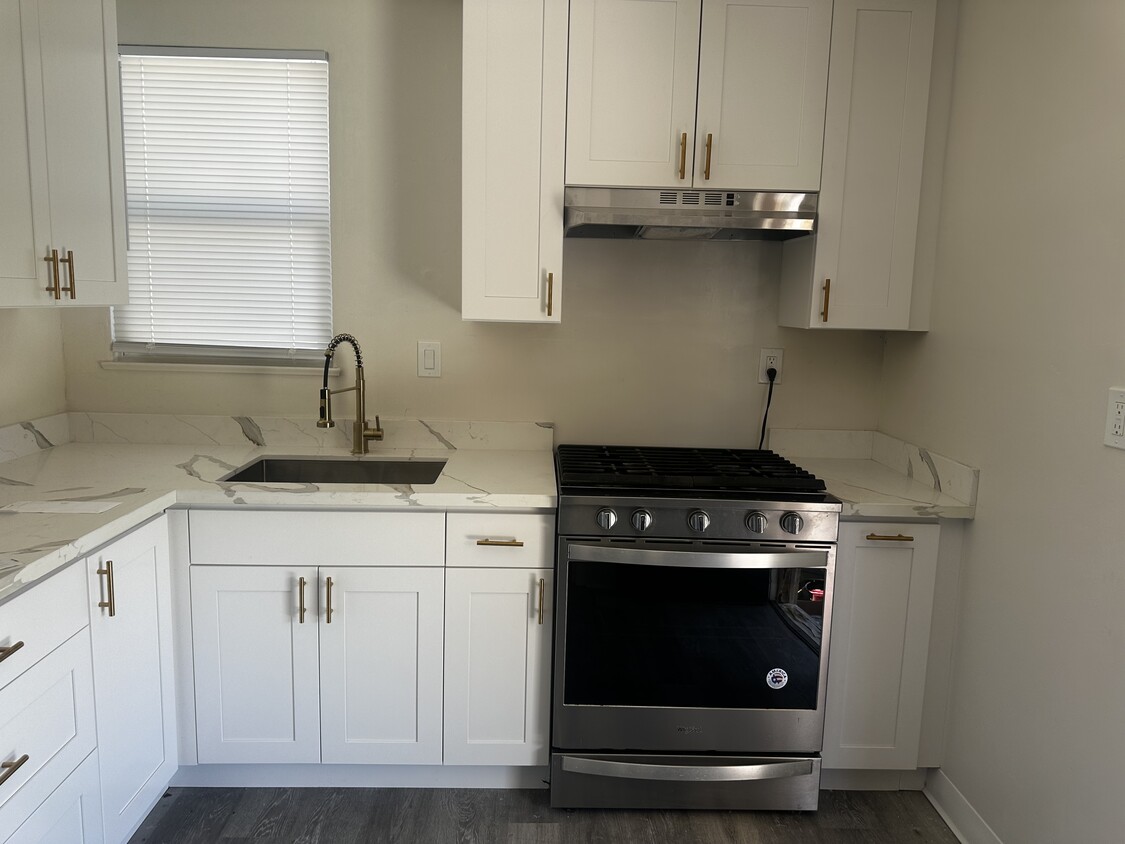 Foto principal - 325 Rollins Rd