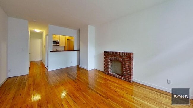 Building Photo - 402 E 83rd St