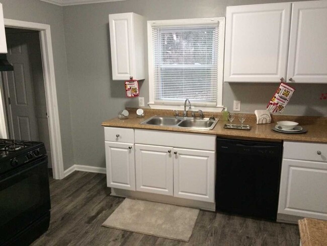 Building Photo - Large 2 Bedroom Newly updated home in East...