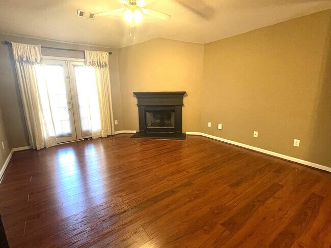 Foto del edificio - 729 Royal Oaks Dr
