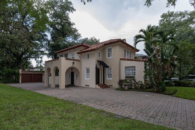 Foto del edificio - Spacious 4-Bedroom 1930's Mediterranean Home in College Park