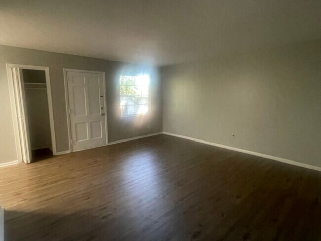 Foto del edificio - Updated Condo Off Country Club Road