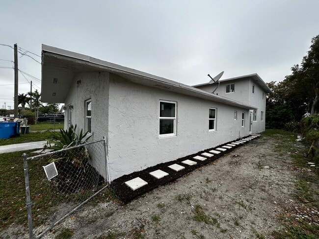 Building Photo - 4429 SW 21st St
