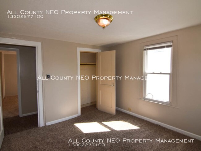 Building Photo - Updated duplex near the University of Akron!