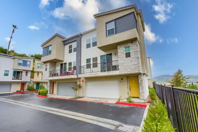 Foto del edificio - 3 Story Townhome Available Now!