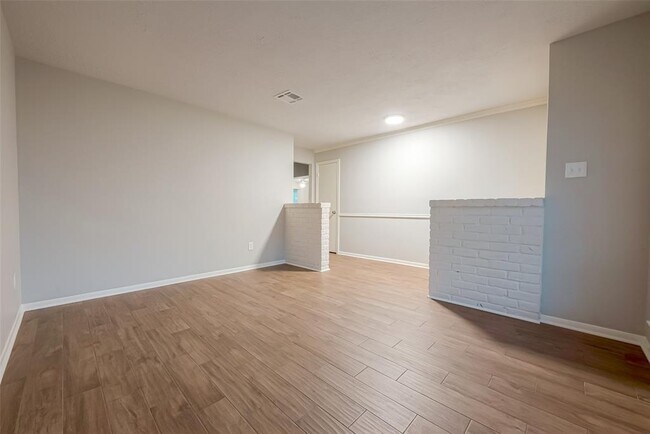Building Photo - 1406 Pinecroft Dr