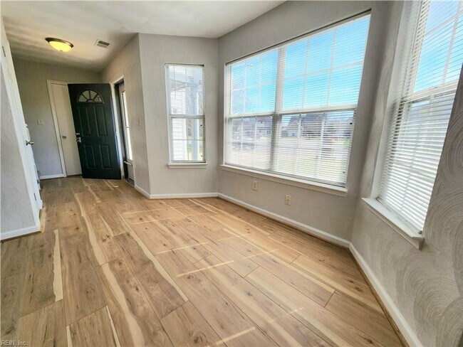 Building Photo - Completely Renovated 4 Bed Single Family!