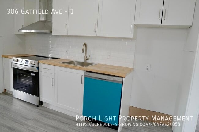 Building Photo - Renovated Main Floor 2 Bedroom plus Sunroom