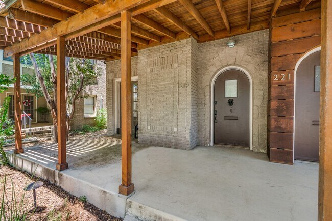 Building Photo - Charming 2-Bedroom Duplex in Mahncke Park