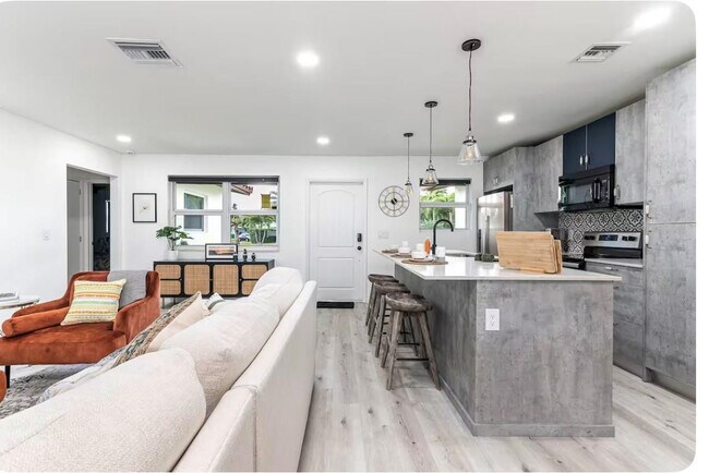 Building Photo - 2648 NW 9th Ln