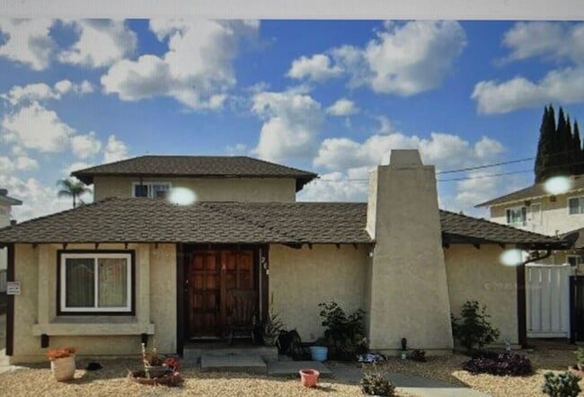 Building Photo - 208 E 1st Ave