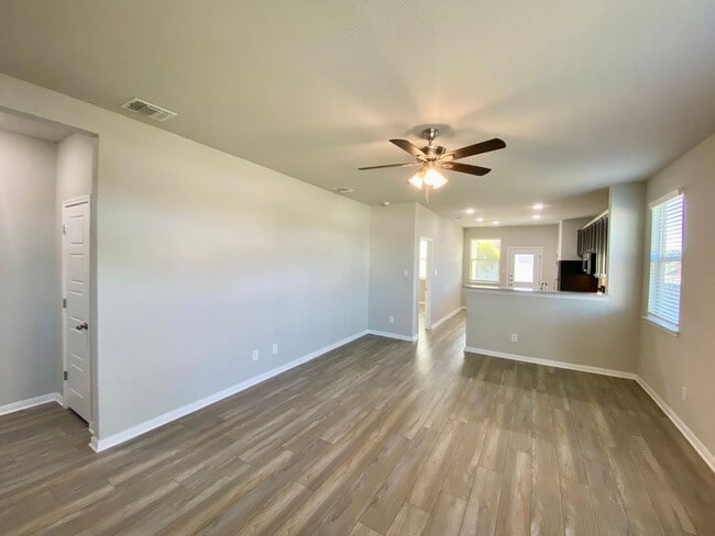 Building Photo - Luxury 3/2 Townhome in Cibolo
