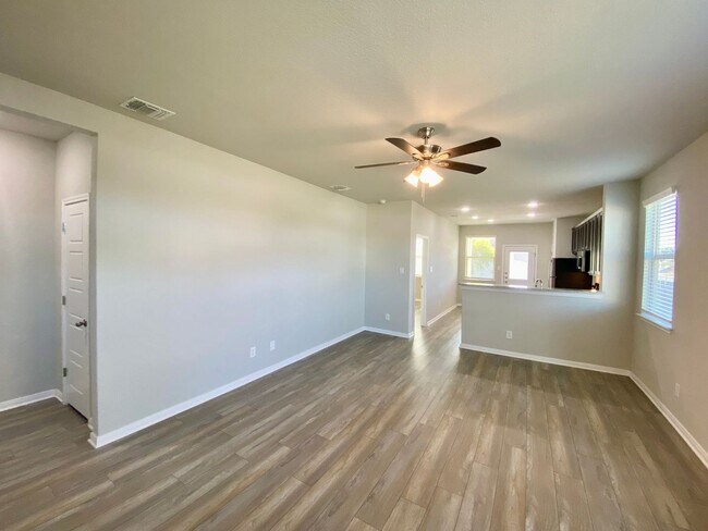Building Photo - Luxury Townhouse in Cibolo