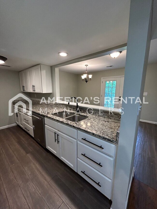 Building Photo - 2422 Hampstead Dr
