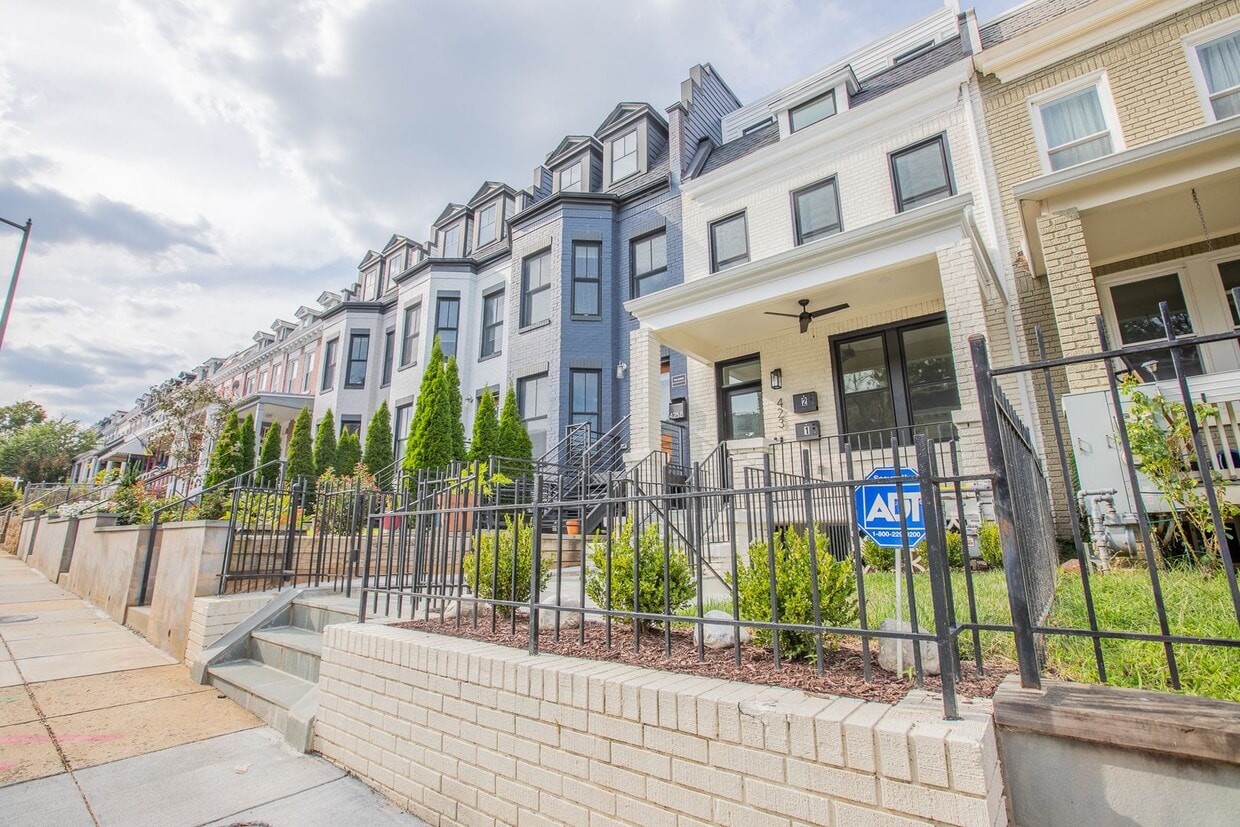 Foto principal - Lavish 3 BR/3 BA Apartment in Columbia Heights!